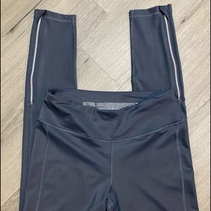 NWOT Victoria Sport Zip Ankle Leggings size small